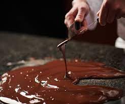 Chocolatier préparant des chocolats artisanaux
