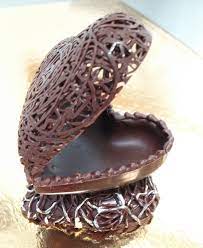 Chocolatier préparant des chocolats artisanaux